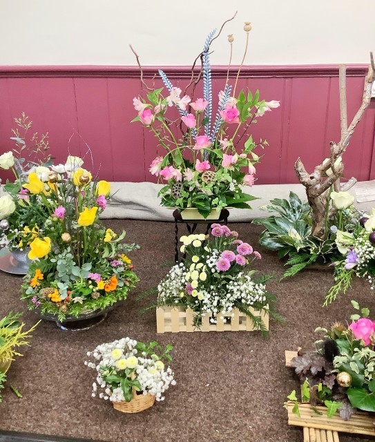 Flower arranging led by Lynne Christmas 2022 - photo 1